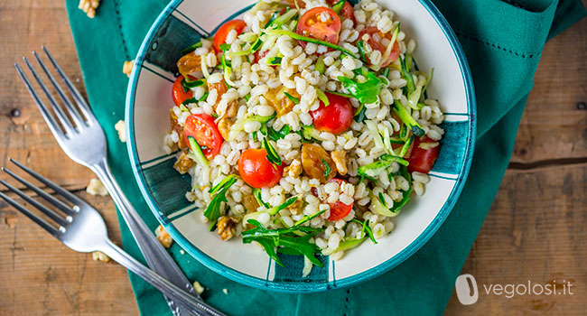 Insalata di orzo ai pomodorini, rucola, albicocche secche e noci