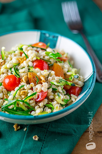 Insalata di orzo ai pomodorini, rucola, albicocche secche e noci