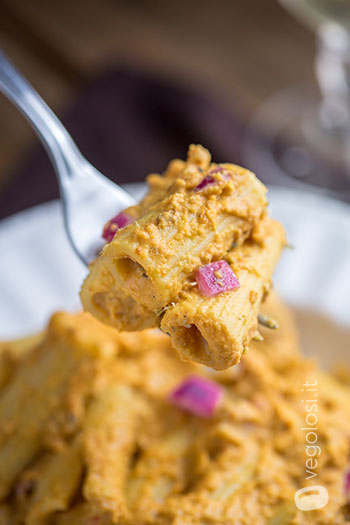 Rigatoni con cipolle lenticchie rosse e pomodori secchi