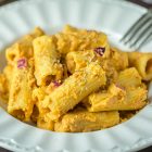 Rigatoni con cipolle lenticchie rosse e pomodori secchi