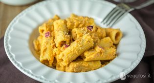 Rigatoni con cipolle lenticchie rosse e pomodori secchi