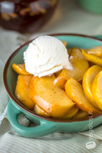 Mele al forno con gelato alla panna vegan