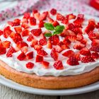 Torta vegana alla fragole e panna