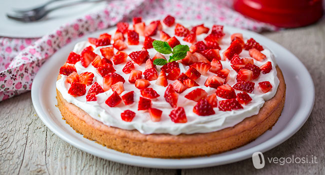 Torta vegana alla fragole e panna