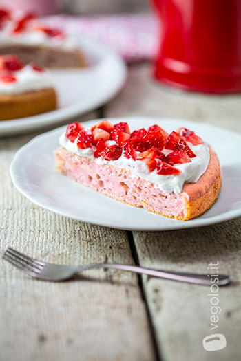 Torta vegana alla fragole e panna