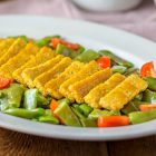 Chips di tempeh con taccole e vinaigrette al miso e limone