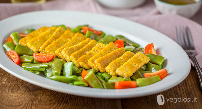 Chips di tempeh con taccole e vinaigrette al miso e limone