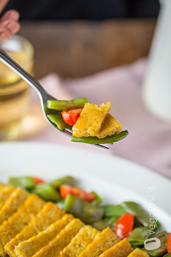 Chips di tempeh con taccole e vinaigrette al miso e limone