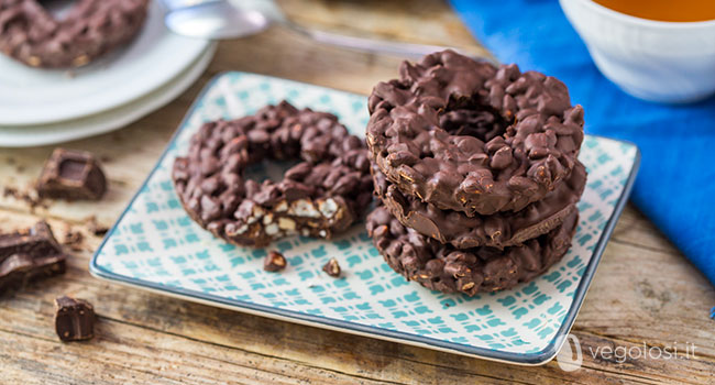 Ciambelline di cioccolato fondente al riso soffiato