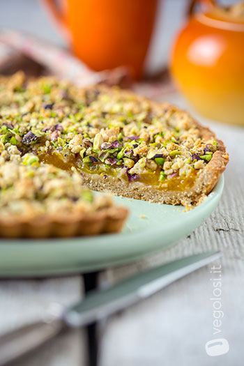 Crostata vegan alle albicocche con crumble ai pistacchi
