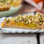 Crostata vegan alle albicocche con crumble ai pistacchi