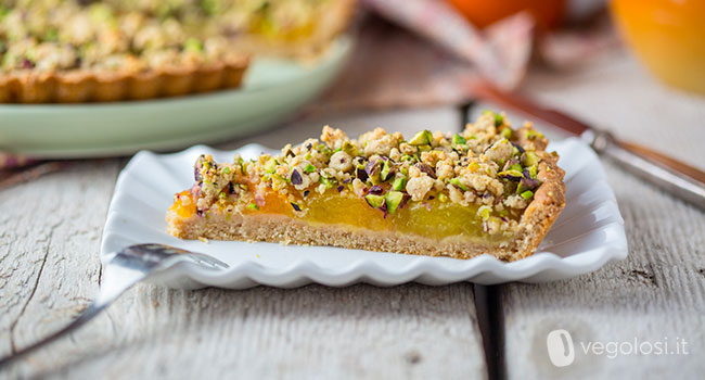 Crostata vegan alle albicocche con crumble ai pistacchi