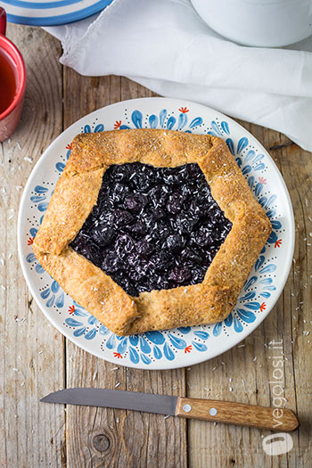 Galette vegan alle cilieglie e scaglie di cioccolato bianco
