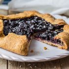 Galette vegan alle cilieglie e scaglie di cioccolato bianco