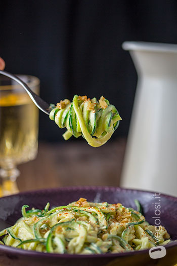 Spaghetti di zucchine crudisti al curry