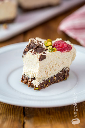 Cheesecake crudista con lamponi e pistacchi