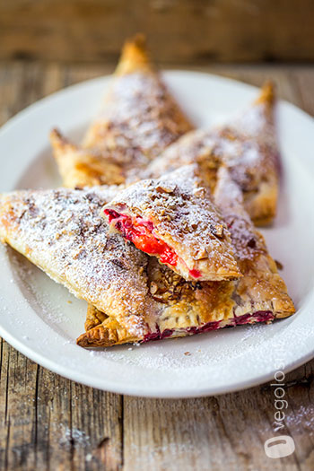 Fagottini vegan dolci di albicocche e more
