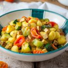 Gnocchetti vegan con zucchine, pomodorini e tofu affumicato