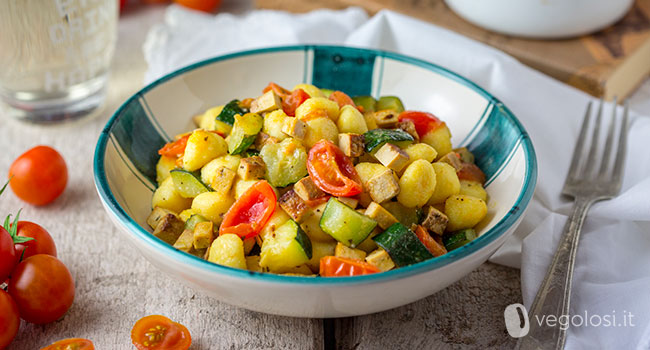 Gnocchetti vegan con zucchine, pomodorini e tofu affumicato