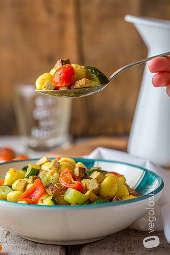Gnocchetti vegan con zucchine, pomodorini e tofu affumicato