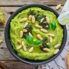 Hummus al pesto e pinoli