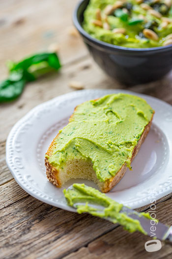 Hummus al pesto e pinoli