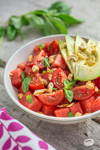 Insalata di anguria pomodorini avocado e anacardi