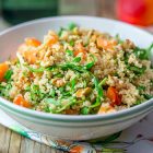 Insalata di quinoa alle albicocche e noci con dressing al miso