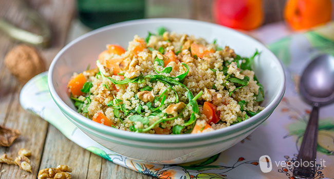 Insalata di quinoa alle albicocche e noci con dressing al miso