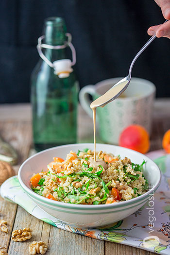 Insalata di quinoa alle albicocche e noci con dressing al miso