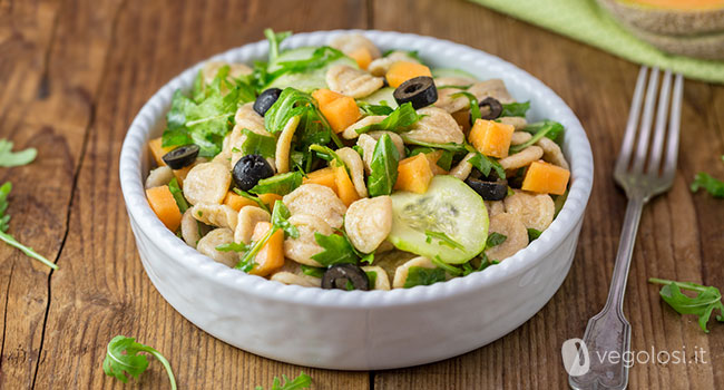 Insalata fredda di orecchiette al melone cetrioli rucola e olive