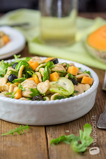 Insalata fredda di orecchiette al melone cetrioli rucola e olive