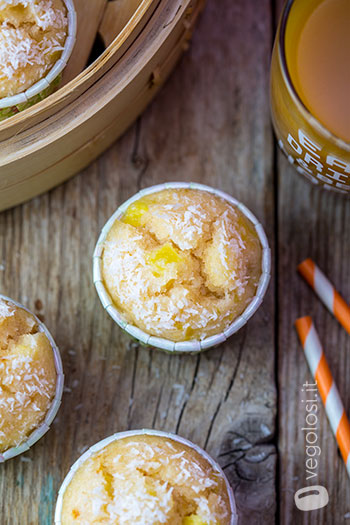 Muffin al vapore con ananas e cocco