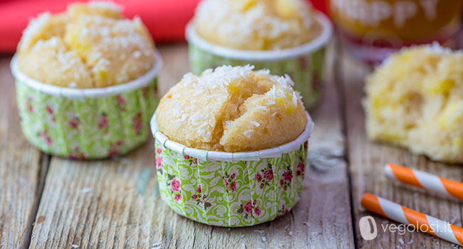 Muffin al vapore con ananas e cocco