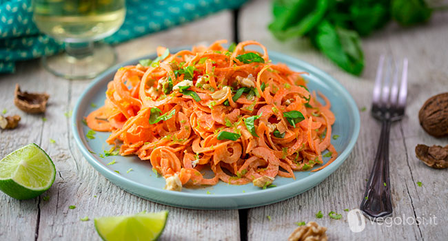 Spaghetti di carote con crema di arachidi al limone e zenzero