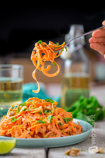 Spaghetti di carote con crema di arachidi al limone e zenzero