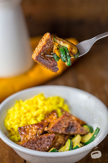 Tempeh glassato all'aceto balsamico e sciroppo d'acero