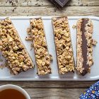 Barrette di avena al cioccolato e tahina