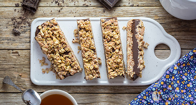 Barrette di avena al cioccolato e tahina