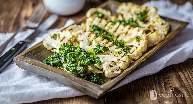 Bistecche di cavolfiore con salsa chimichurri