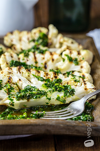 Bistecche di cavolfiore con salsa chimichurri