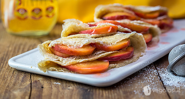 Crepes di avena alle pesche caramellate