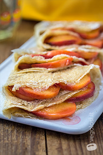 Crepes di avena alle pesche caramellate