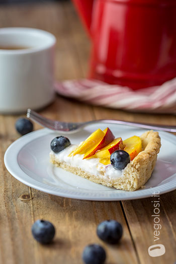 Crostata vegan alle pesche e mirtilli con crema al cocco