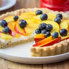 Crostata vegan alle pesche e mirtilli con crema al cocco