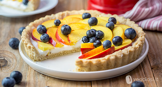 Crostata vegan alle pesche e mirtilli con crema al cocco