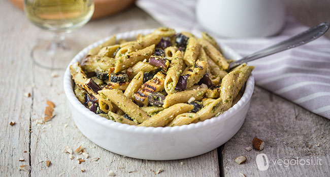 Pasta fredda con melanzane olive e pesto