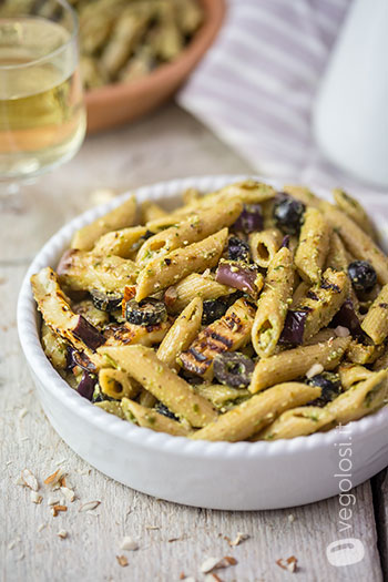Pasta fredda con melanzane olive e pesto