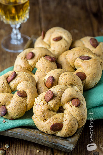 Taralli salati alle mandorle e pepe