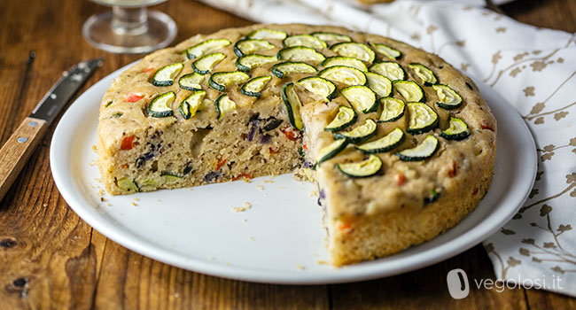 Torta salata vegana soffice alle verdure